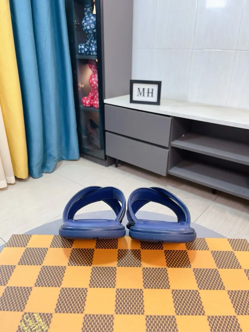 Men's shoes 💰340🌹🌹 (lv-Louis Vuitton) New men's slippers, high-end boutique, exquisite embossed logo decoration on the upper, fine workmanship, super soft soles, casual, loose and comfortable, a must-have in summer! \nsize：38-44